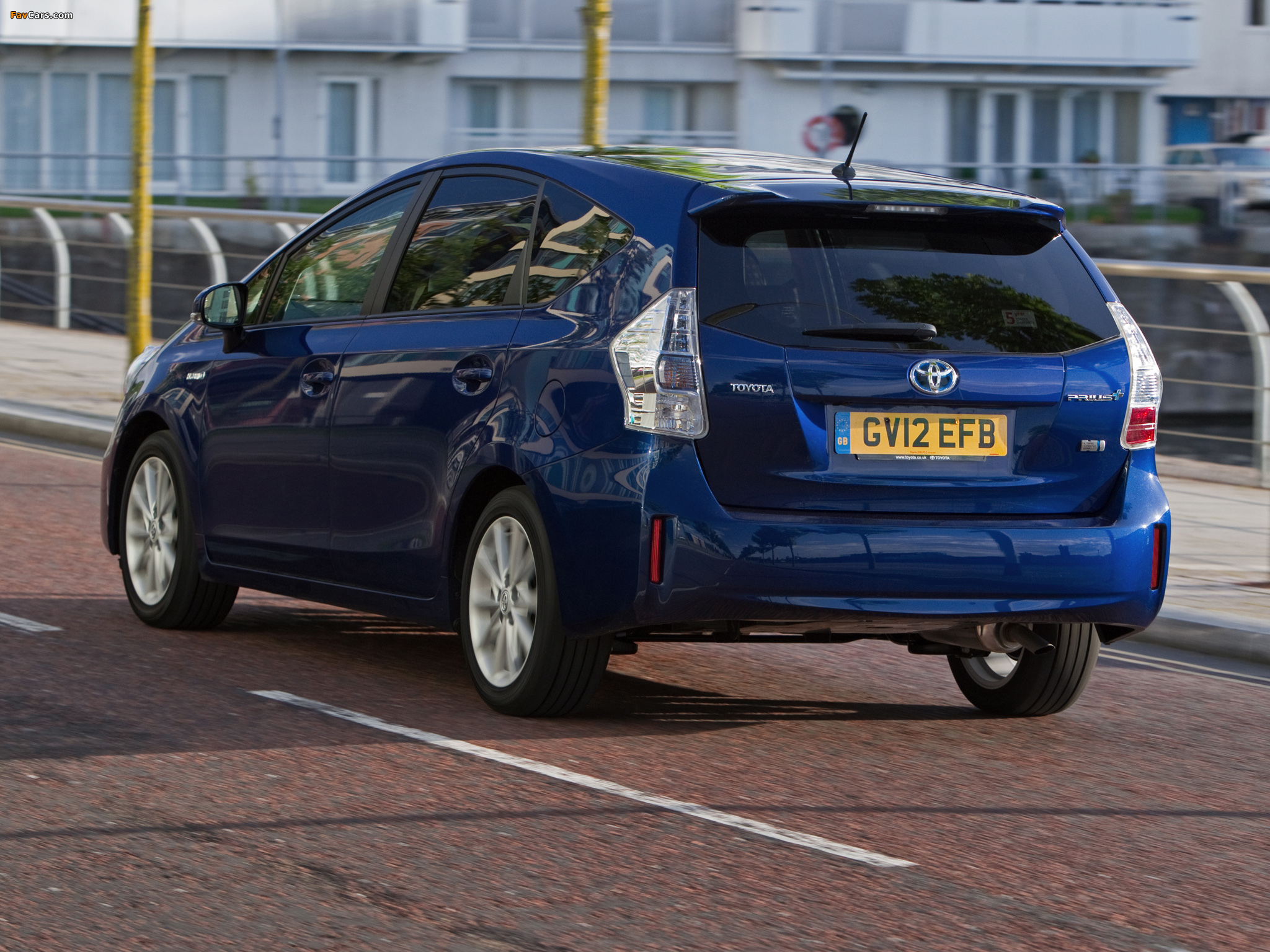 Photos of Toyota Prius+ UK-spec (ZVW40W) 2012 (2048 x 1536)