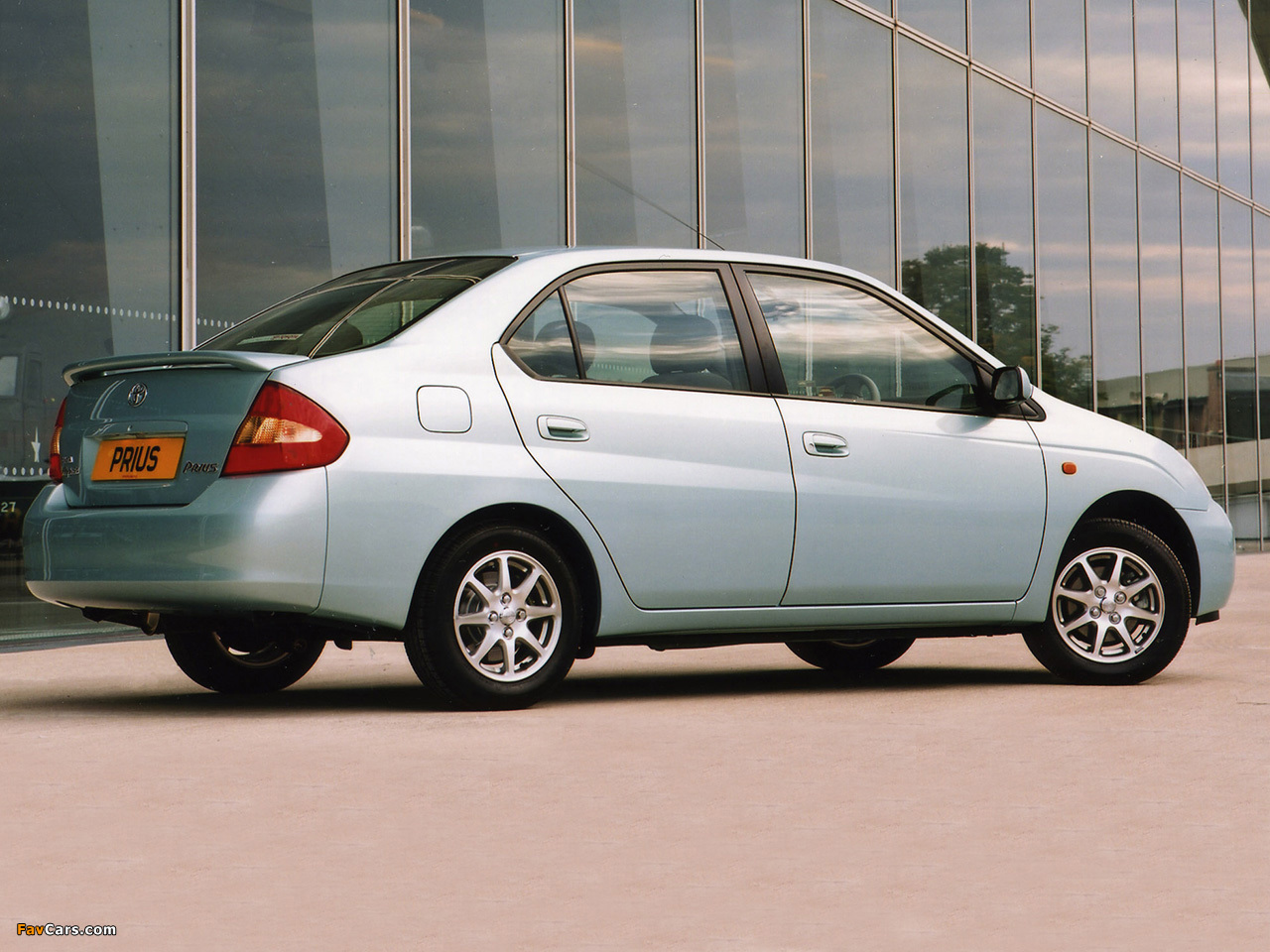 Images of Toyota Prius UK-spec (NHW11) 2000–03 (1280 x 960)