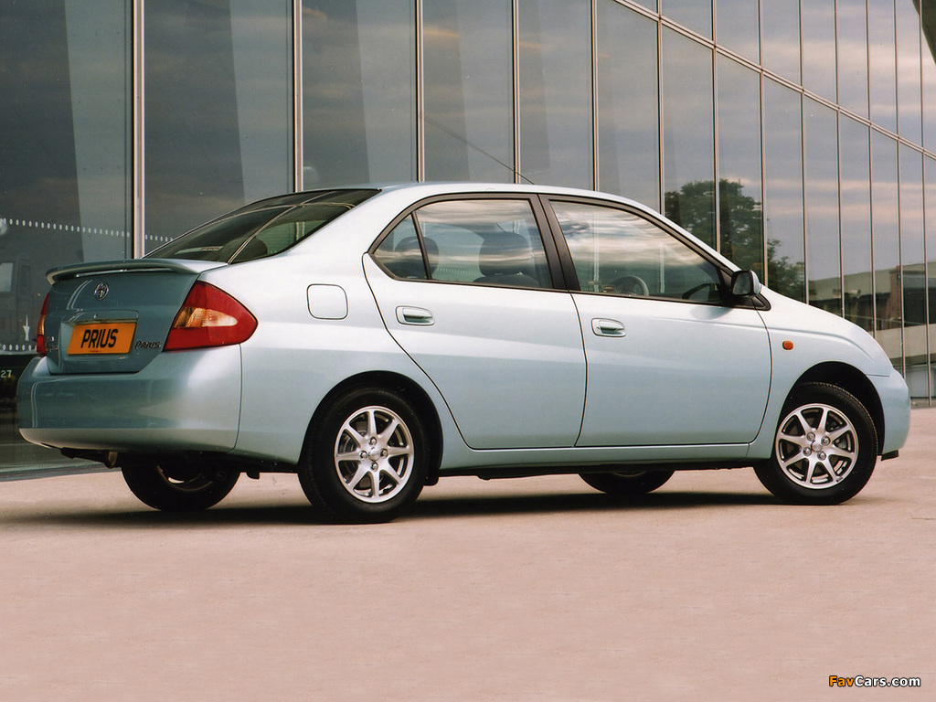 Images of Toyota Prius UK-spec (NHW11) 2000–03 (1024 x 768)