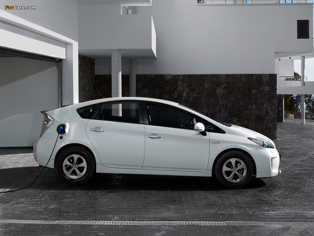 Images of Toyota Prius Plug-In Hybrid (ZVW35) 2011 (1024 x 768)