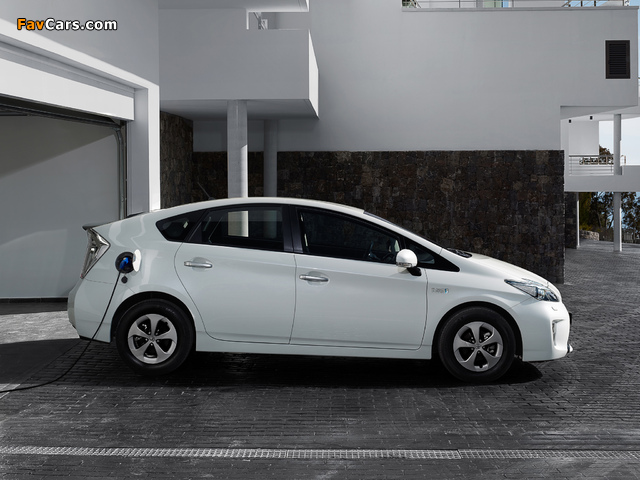 Images of Toyota Prius Plug-In Hybrid (ZVW35) 2011 (640 x 480)