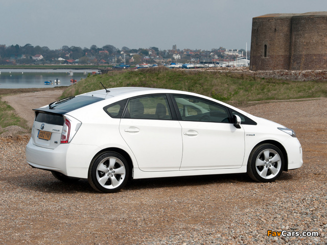 Images of Toyota Prius UK-spec (ZVW30) 2012 (640 x 480)