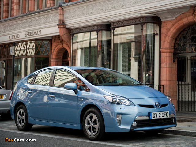 Toyota Prius Plug-In Hybrid UK-spec (ZVW35) 2011 photos (640 x 480)