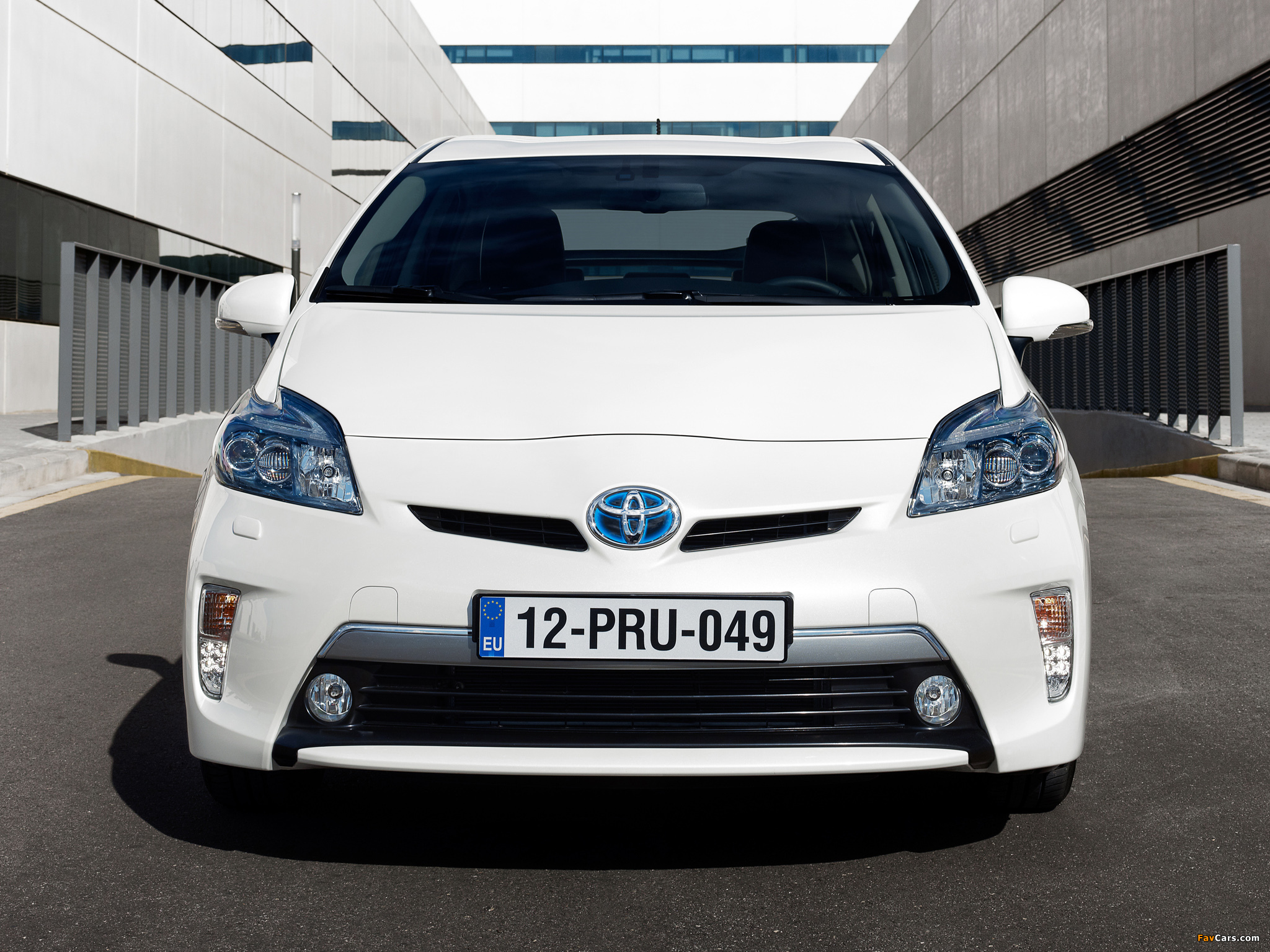 Toyota Prius Plug-In Hybrid (ZVW35) 2011 wallpapers (2048 x 1536)