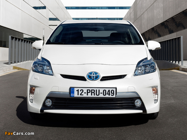 Toyota Prius Plug-In Hybrid (ZVW35) 2011 wallpapers (640 x 480)