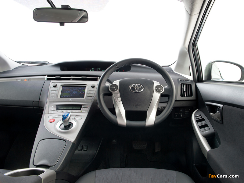 Toyota Prius Plug-In Hybrid UK-spec (ZVW35) 2011 wallpapers (800 x 600)