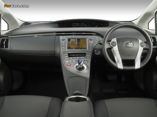 Toyota Prius ZA-spec (ZVW30) 2012 pictures (640 x 480)