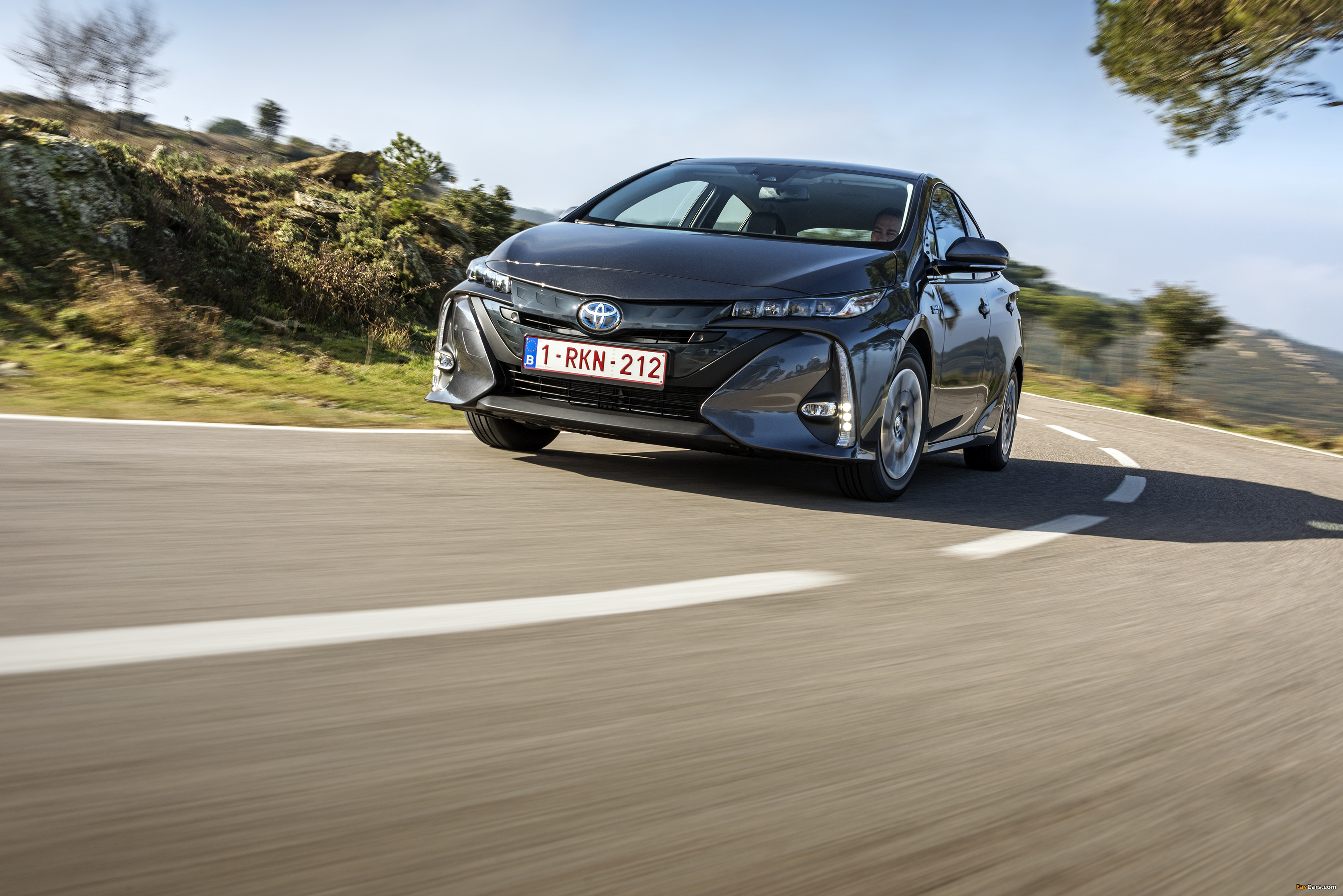 Toyota Prius Plug-in Hybrid 2016 photos (3350 x 2236)