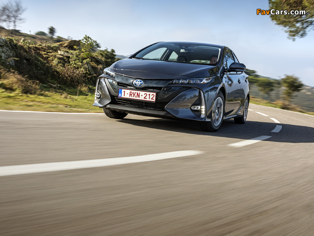 Toyota Prius Plug-in Hybrid 2016 photos (640 x 480)