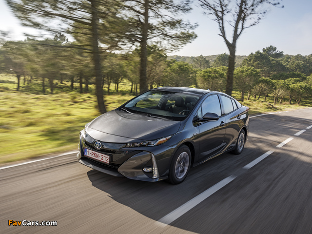 Toyota Prius Plug-in Hybrid 2016 photos (640 x 480)