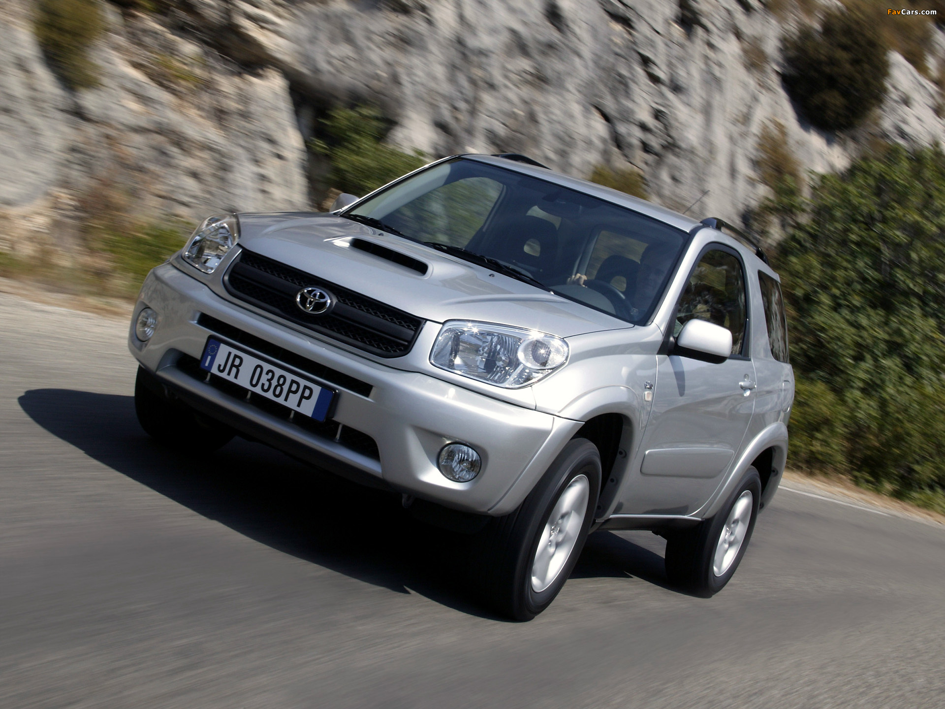 Images of Toyota RAV4 3-door 2003–05 (1920 x 1440)