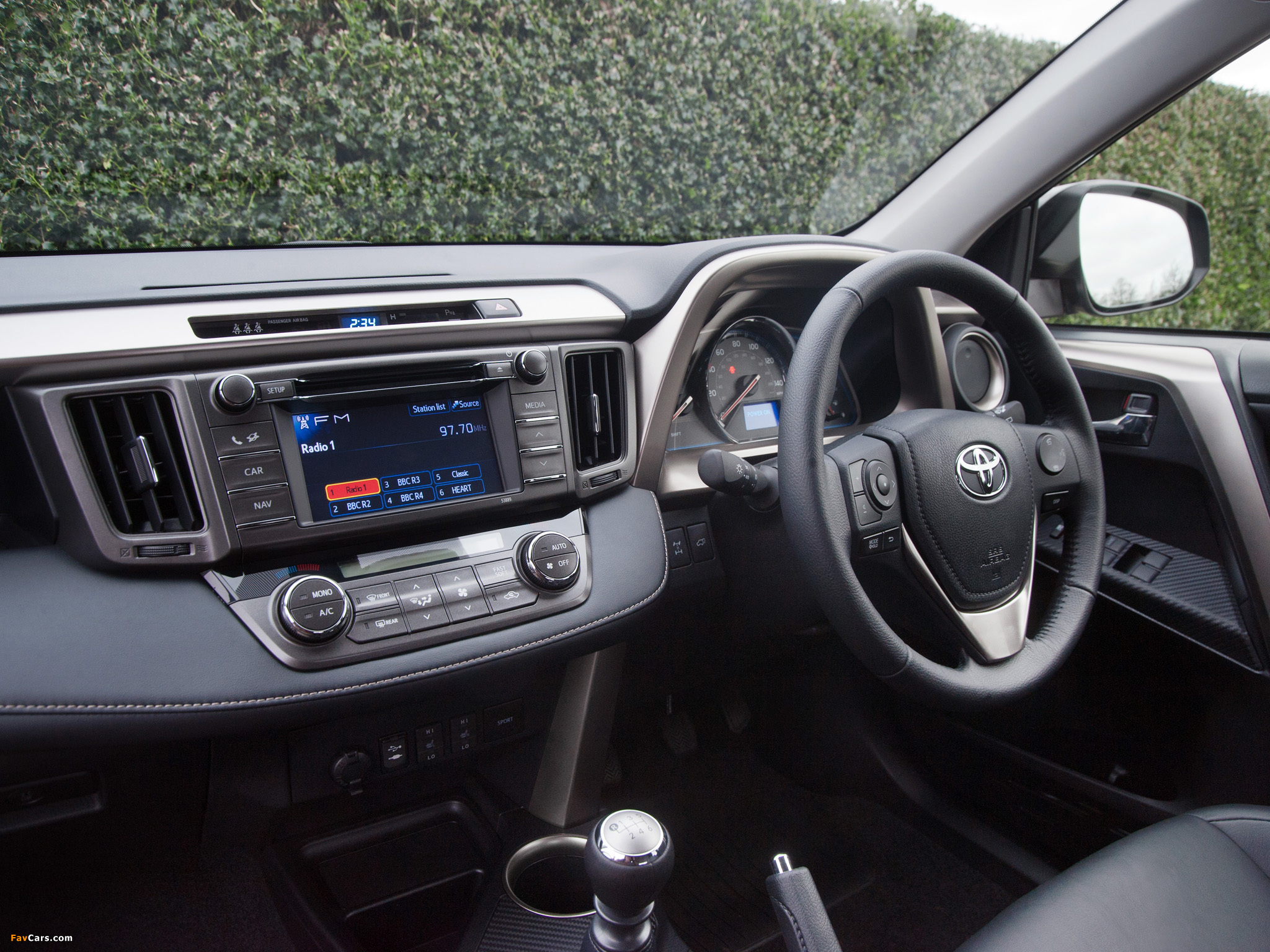 Photos of Toyota RAV4 UK-spec 2013 (2048 x 1536)