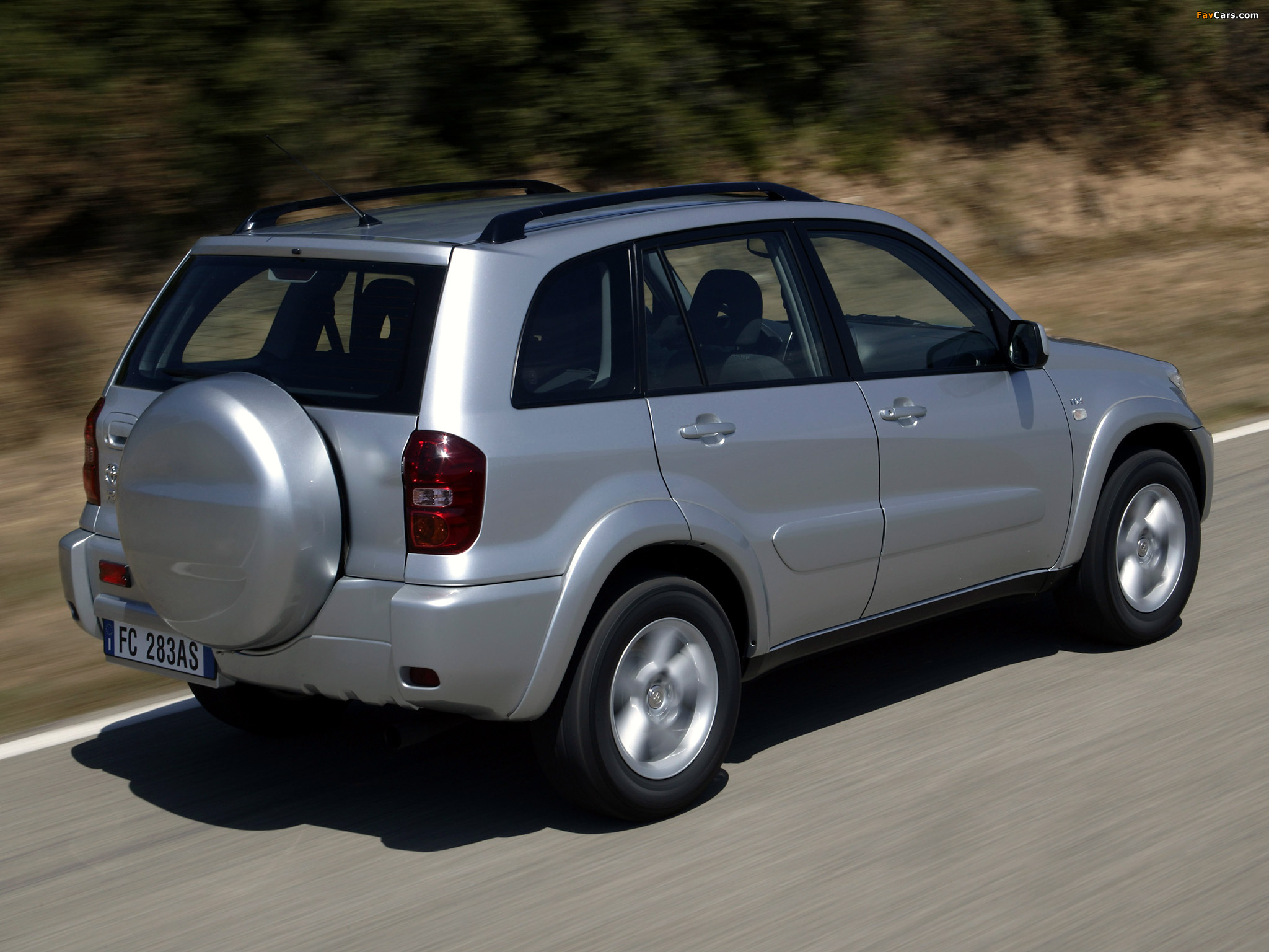 Pictures of Toyota RAV4 5-door 2003–05 (2048 x 1536)