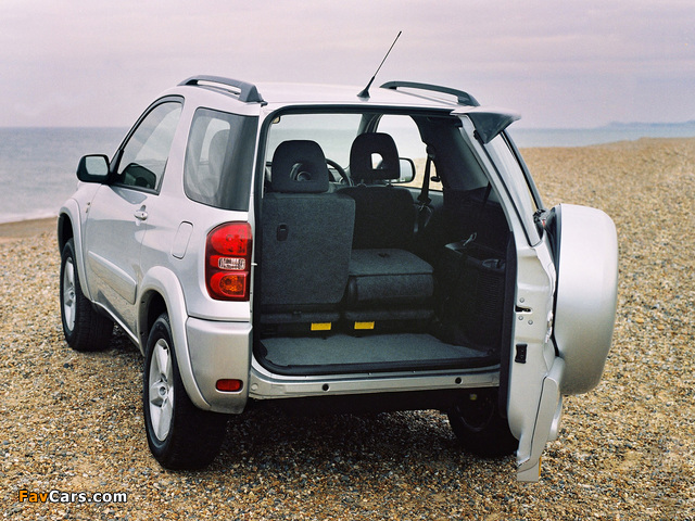 Toyota RAV4 3-door UK-spec 2003–05 photos (640 x 480)