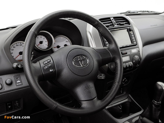 Toyota RAV4 5-door 2003–05 photos (640 x 480)