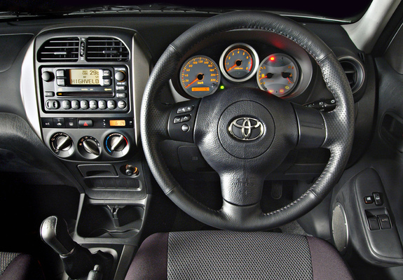 Toyota RAV4 3-door ZA-spec 2003–05 pictures