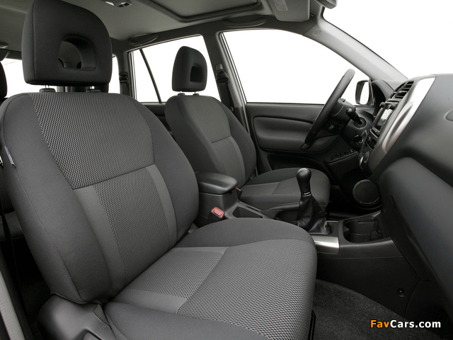 Toyota RAV4 5-door 2003–05 wallpapers (640 x 480)