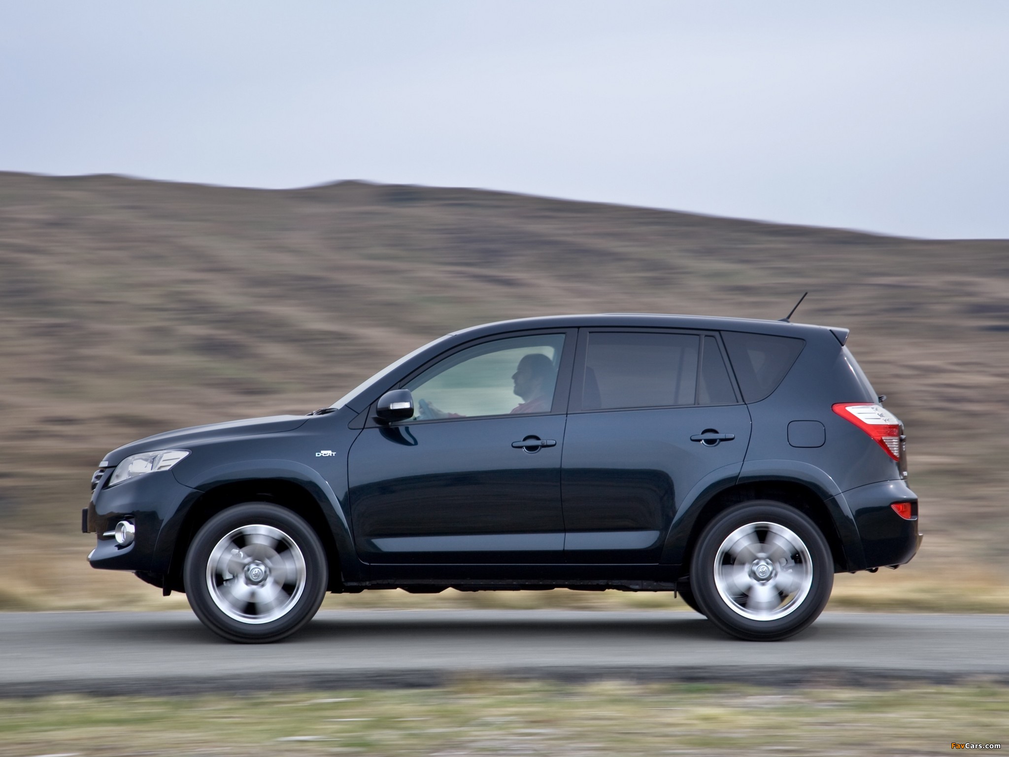 Toyota RAV4 UK-spec 2010 images (2048 x 1536)