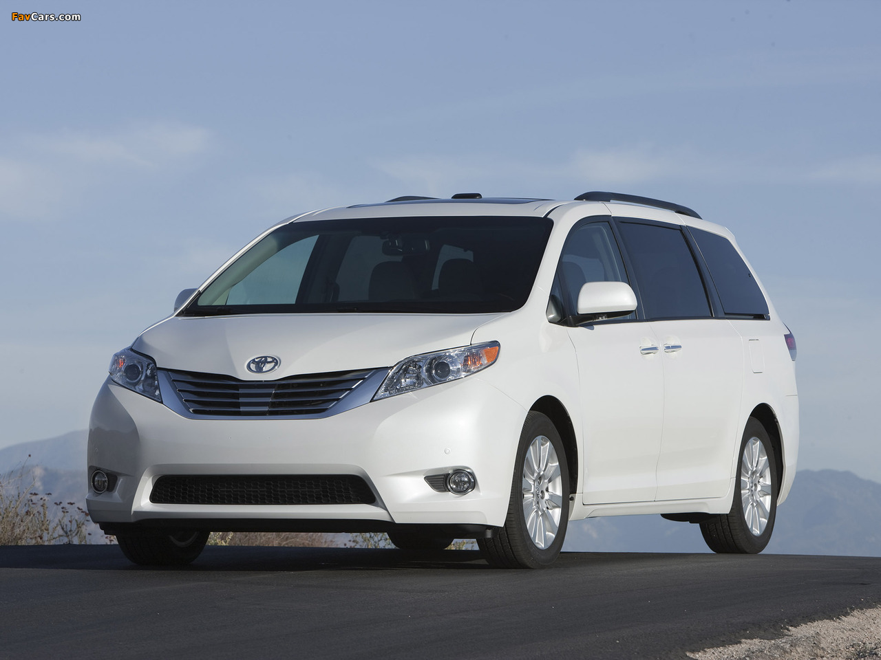 Images of Toyota Sienna 2010 (1280 x 960)