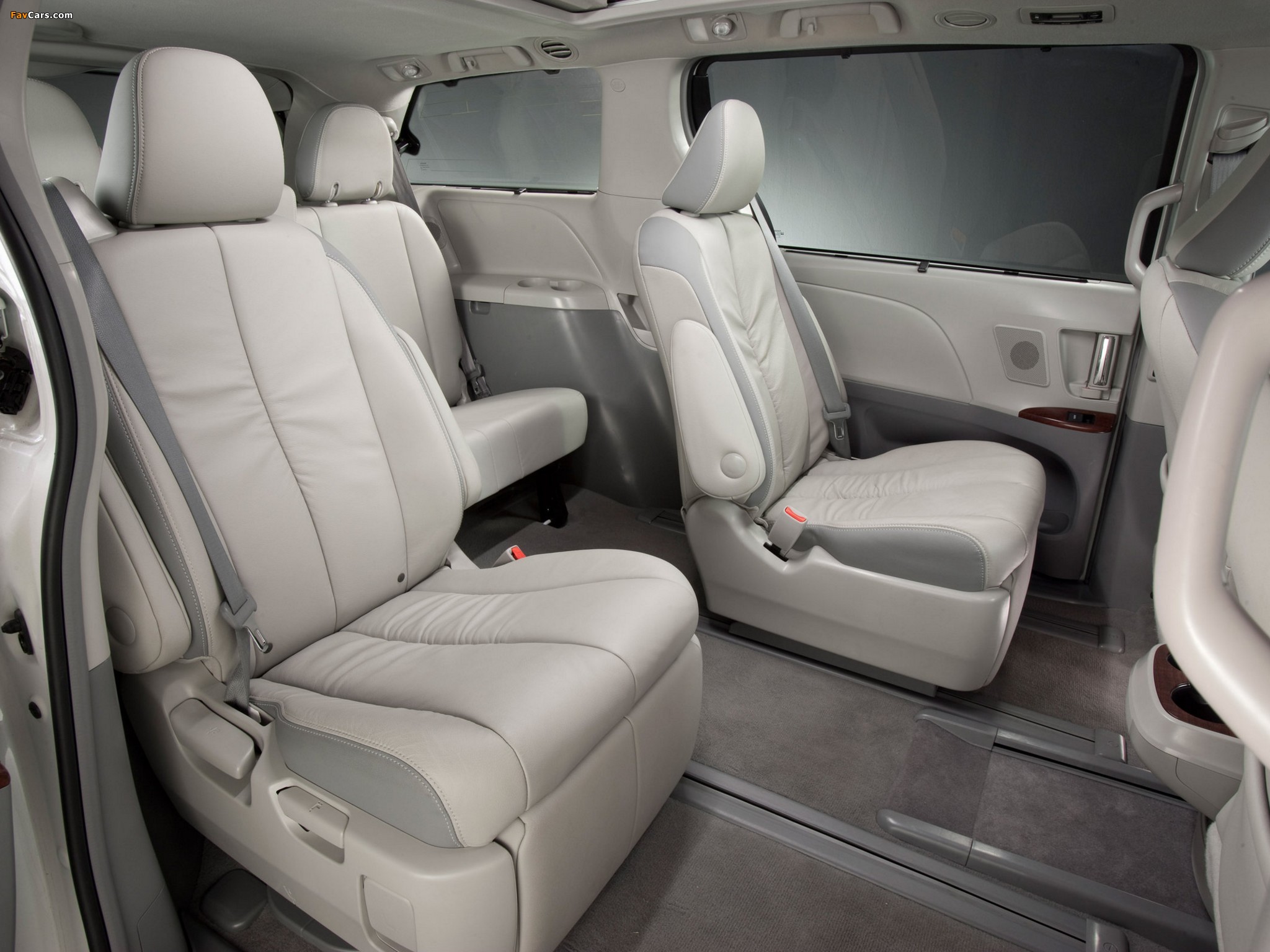 Images of Toyota Sienna 2010 (2048 x 1536)