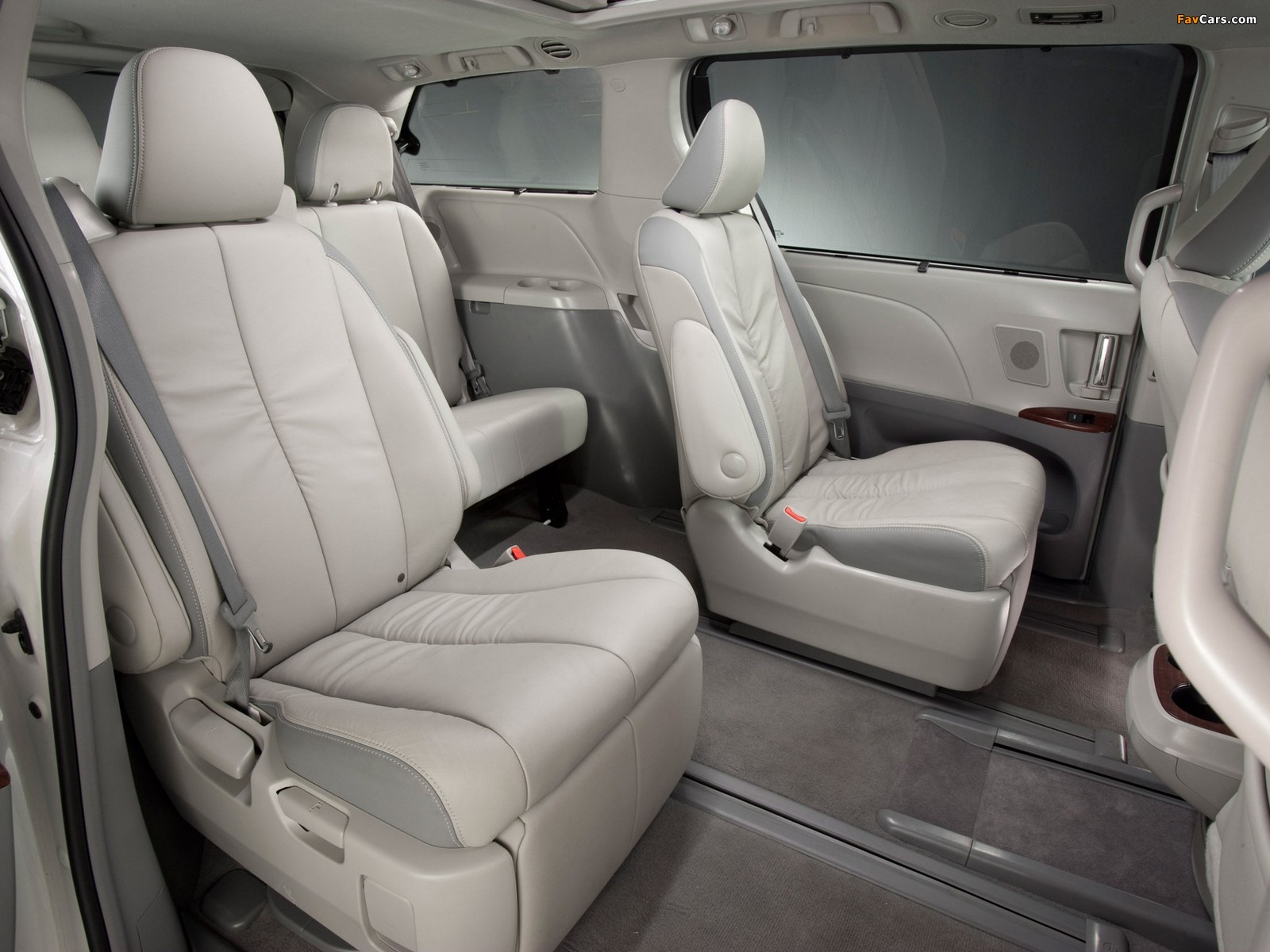 Images of Toyota Sienna 2010 (1600 x 1200)