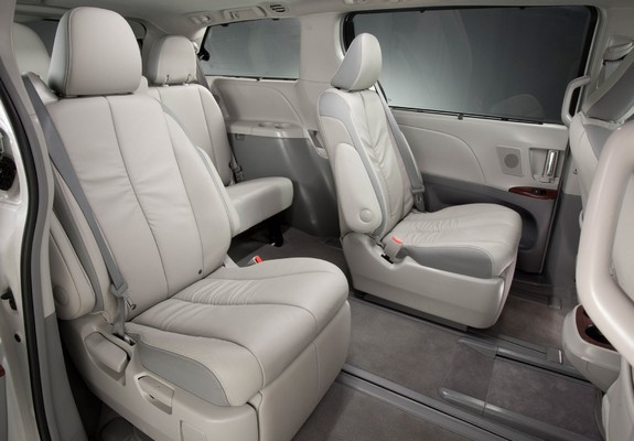 Images of Toyota Sienna 2010