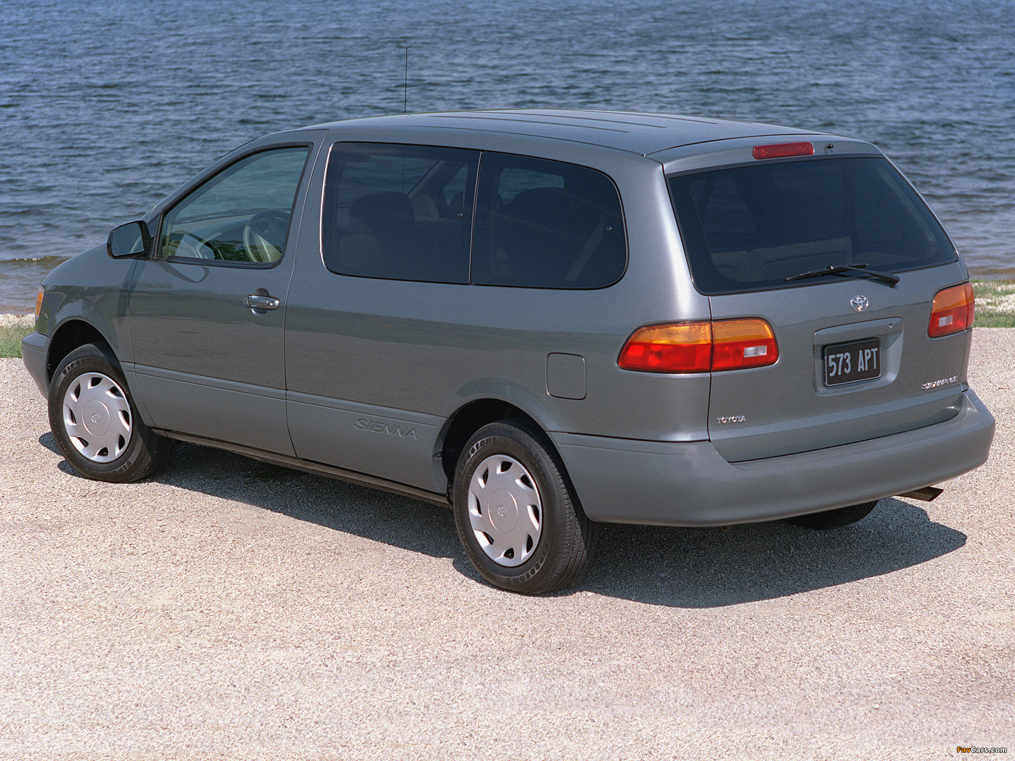 Toyota Sienna 1997–2001 wallpapers (2048 x 1536)