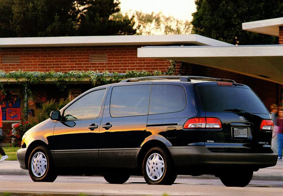 Toyota Sienna 2001–03 images