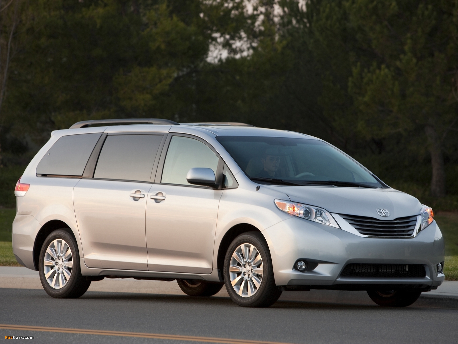 Toyota Sienna 2010 wallpapers (1600 x 1200)