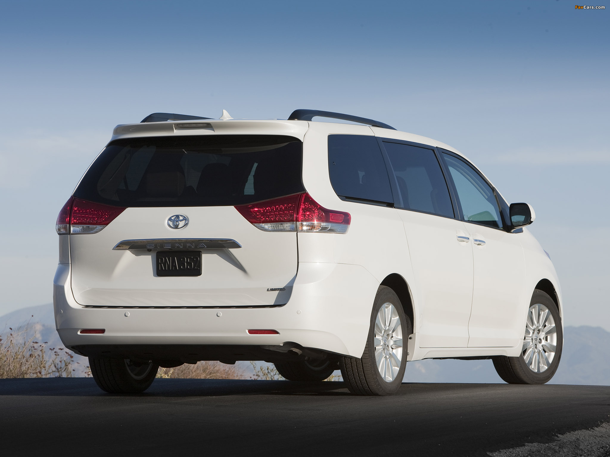 Toyota Sienna 2010 wallpapers (2048 x 1536)