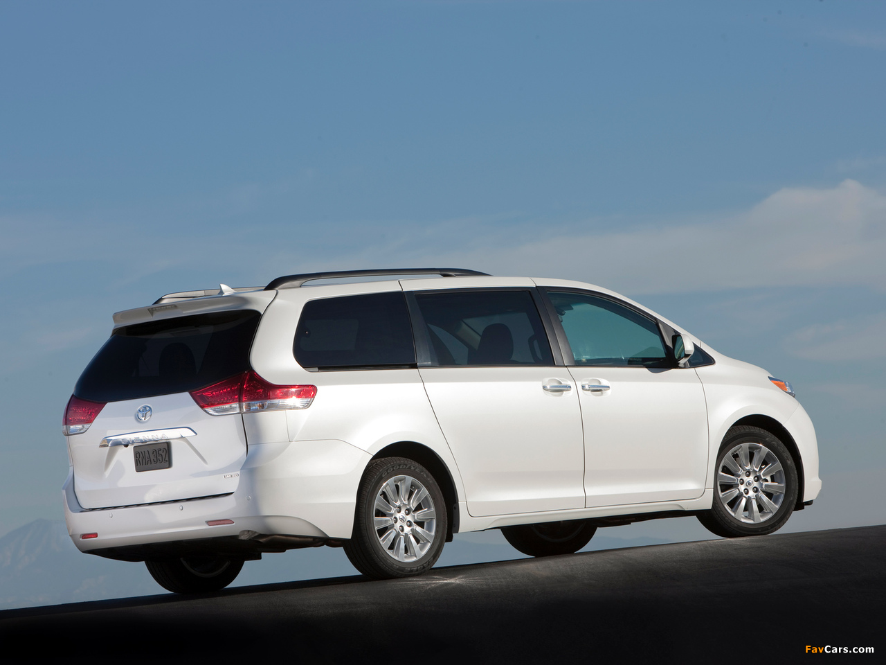 Toyota Sienna 2010 wallpapers (1280 x 960)