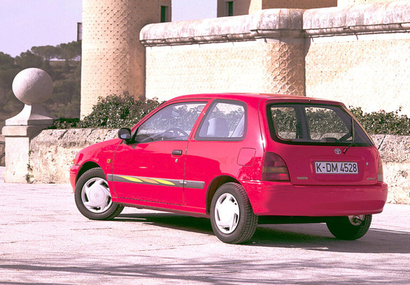 Photos of Toyota Starlet 3-door (P90) 1996–99