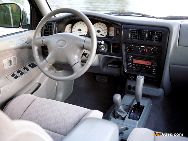 Images of TRD Toyota Tacoma PreRunner Double Cab Off-Road Edition 2001–04 (640 x 480)
