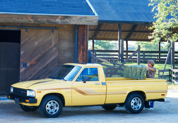 Images of Toyota Deluxe Long Truck 2WD (RN44) 1982–83