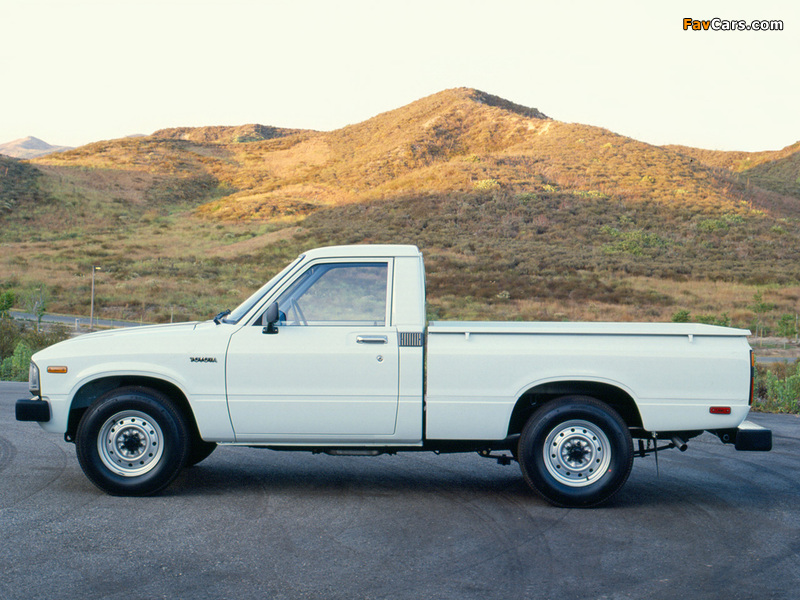 Photos of Toyota Deluxe Long Truck 2WD (RN44) 1982–83 (800 x 600)