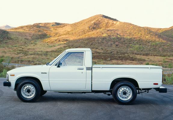 Photos of Toyota Deluxe Long Truck 2WD (RN44) 1982–83