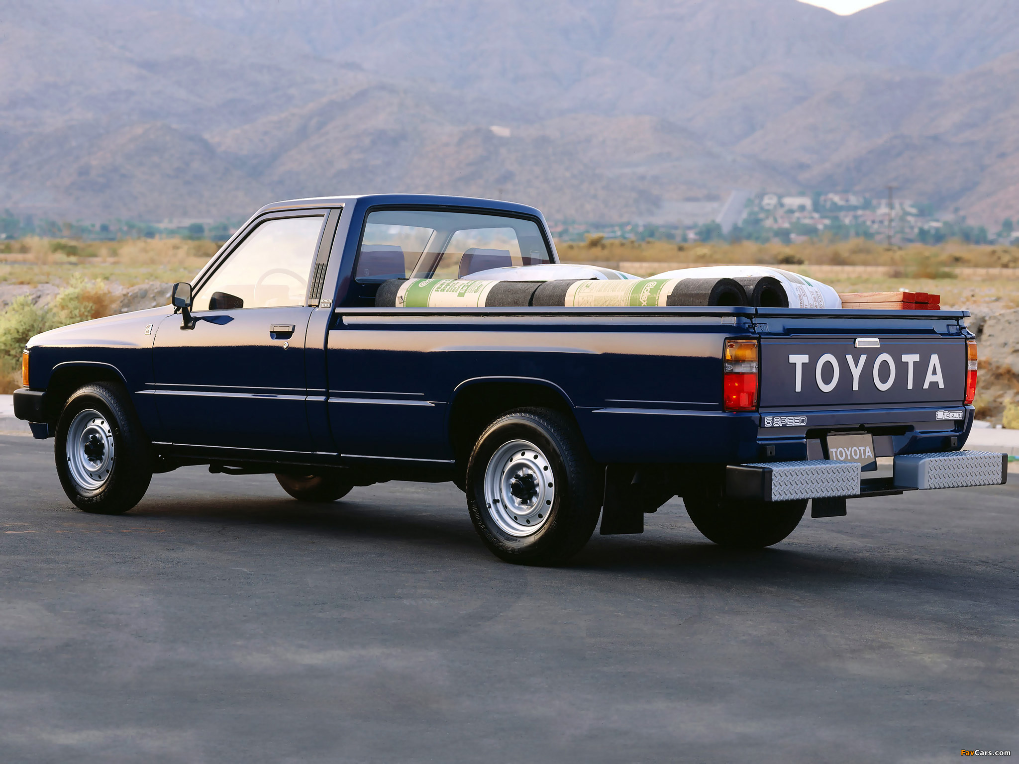 Pictures of Toyota Truck SR5 Long Bed Sport 2WD 1986–88 (2048 x 1536)