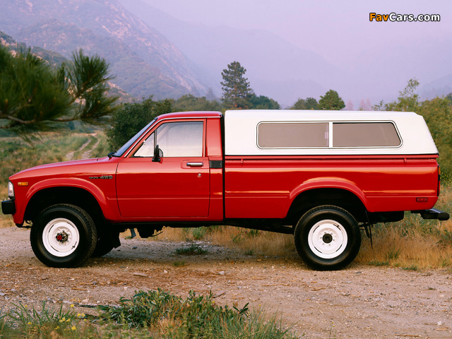 Toyota Deluxe Long Truck 4WD (RN48) 1982–83 wallpapers (640 x 480)