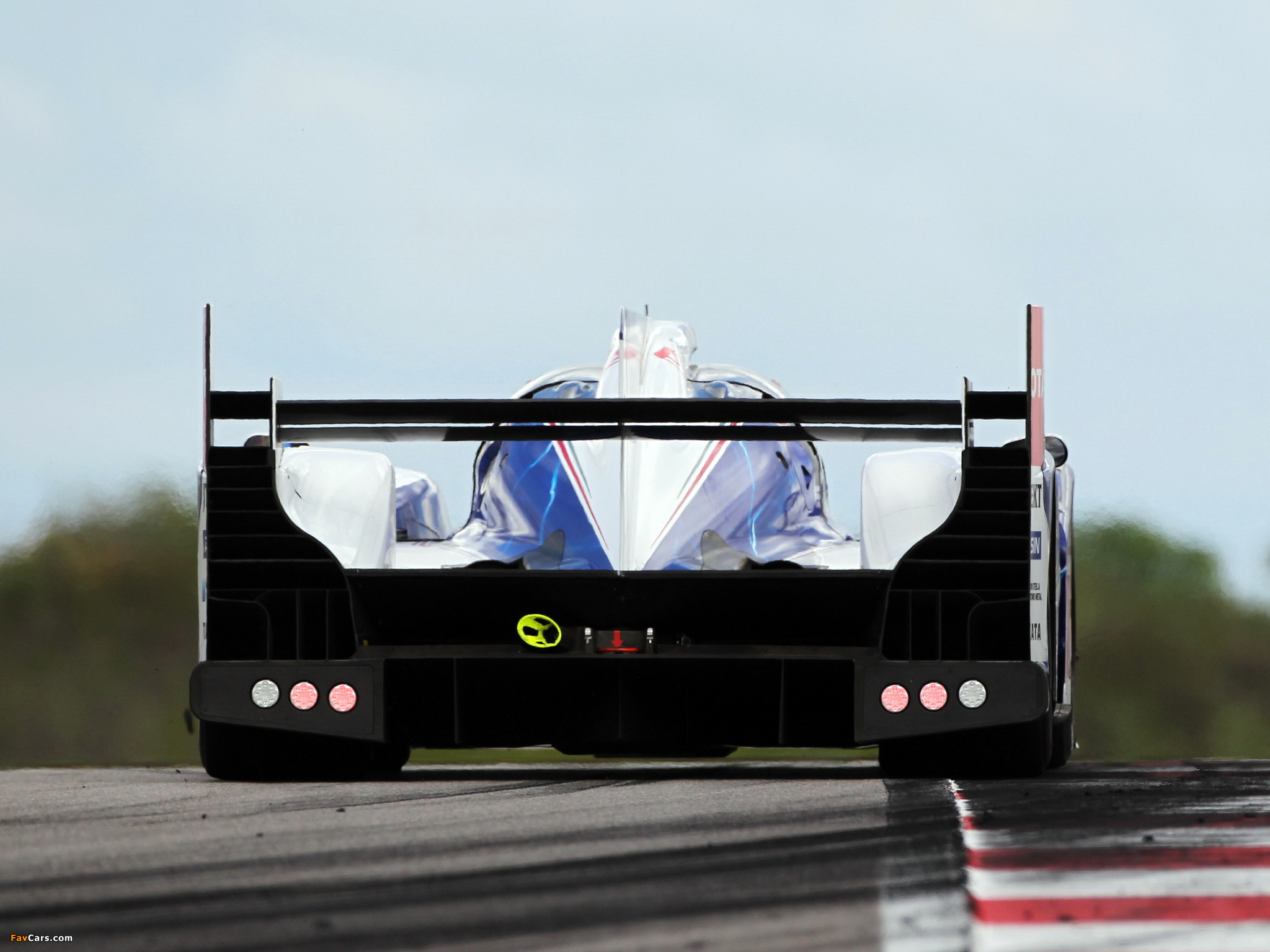 Images of Toyota TS030 Hybrid 2013 (2048 x 1536)