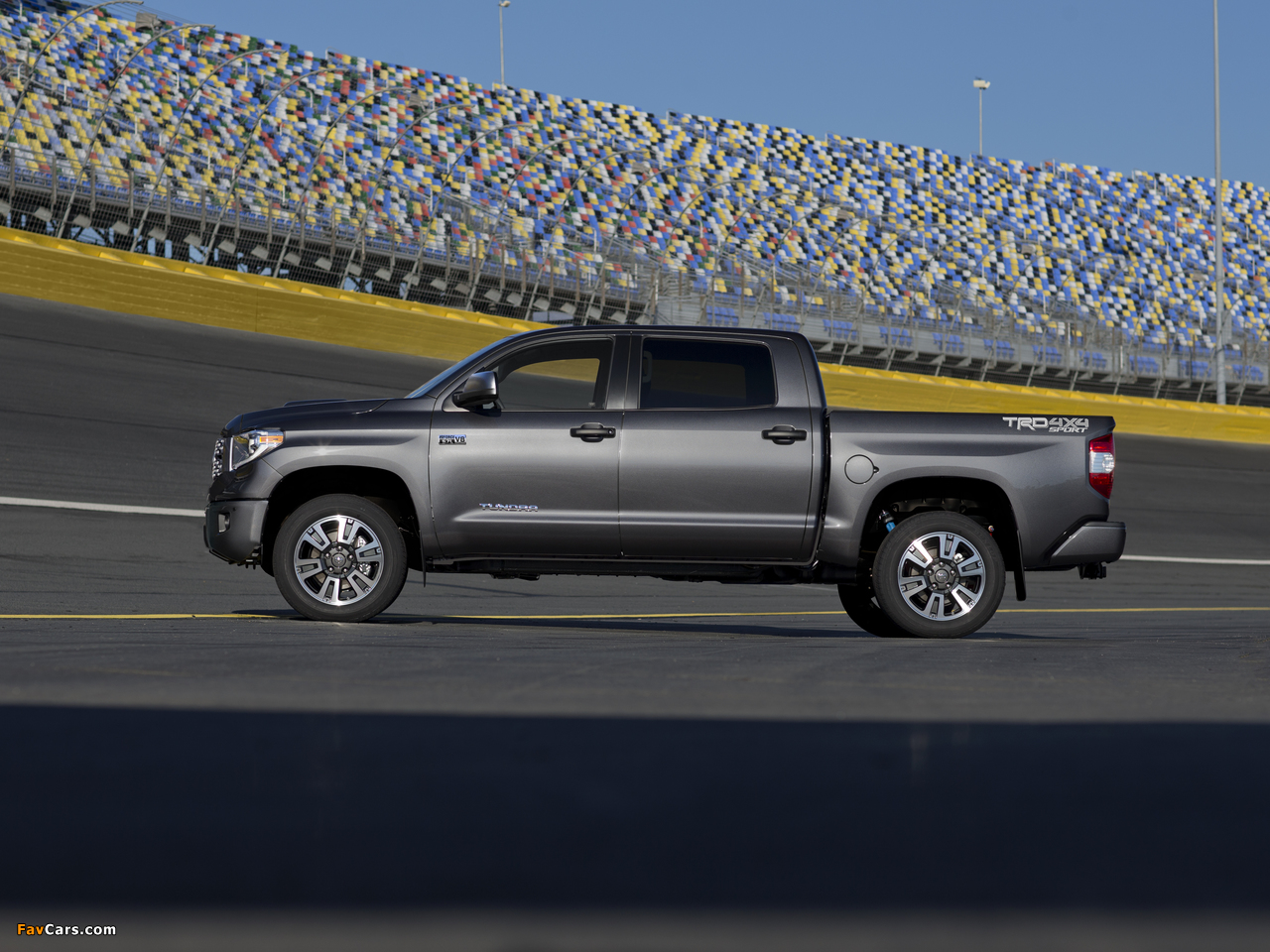 Images of Toyota Tundra TRD Sport CrewMax 2017 (1280 x 960)