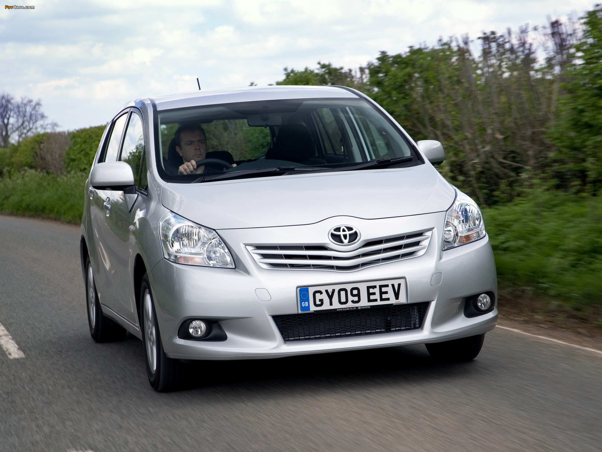 Photos of Toyota Verso UK-spec 2009–13 (2048 x 1536)