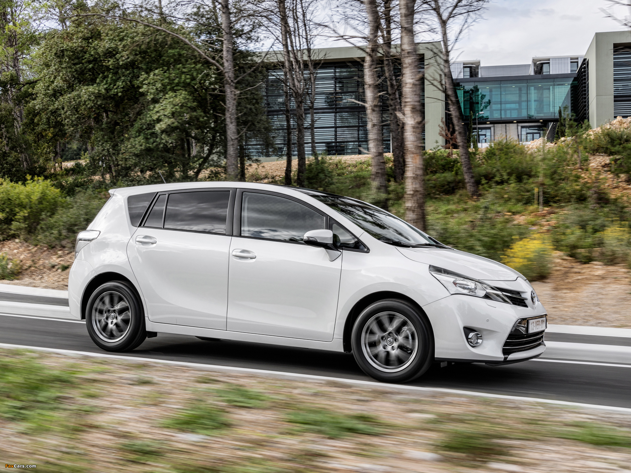 Pictures of Toyota Verso 2012 (2048 x 1536)