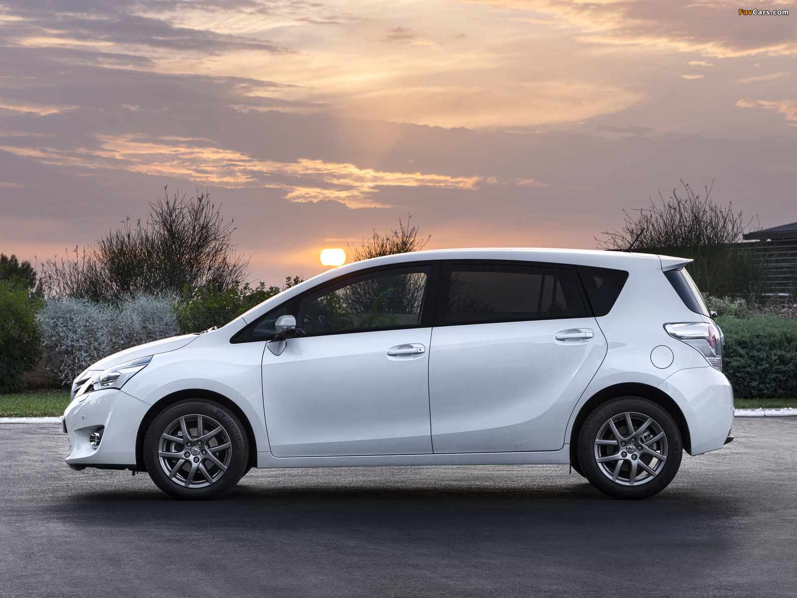 Toyota Verso 2012 pictures (1600 x 1200)