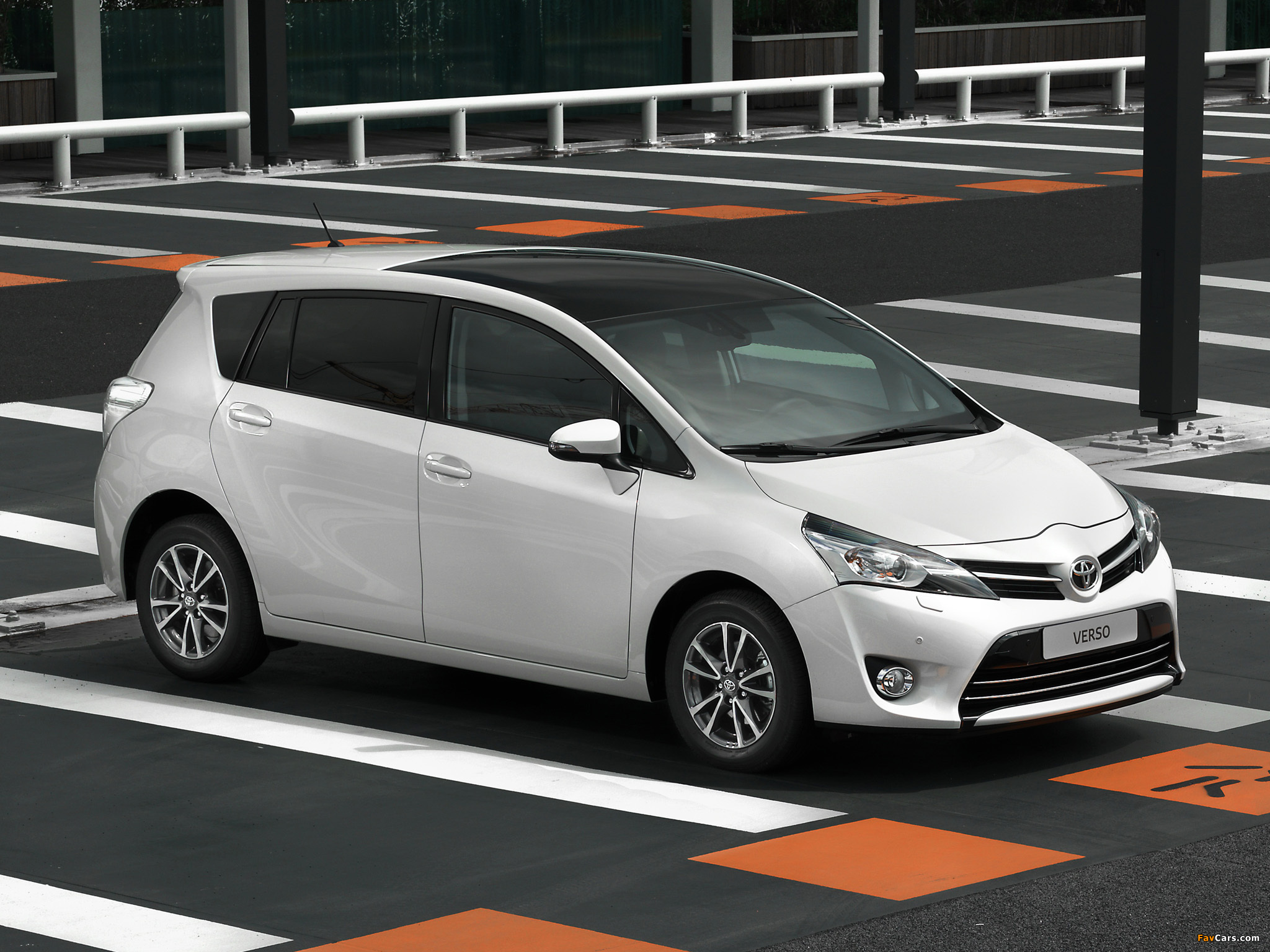 Toyota Verso 2012 wallpapers (2048 x 1536)