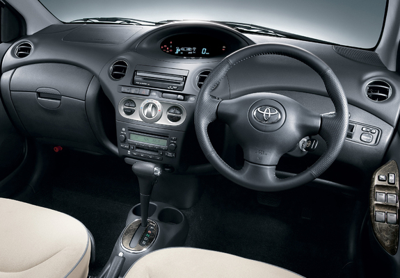 Images of Toyota Vitz Clavia 2002–03