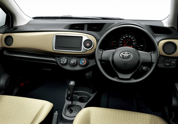 Images of Toyota Vitz 2010