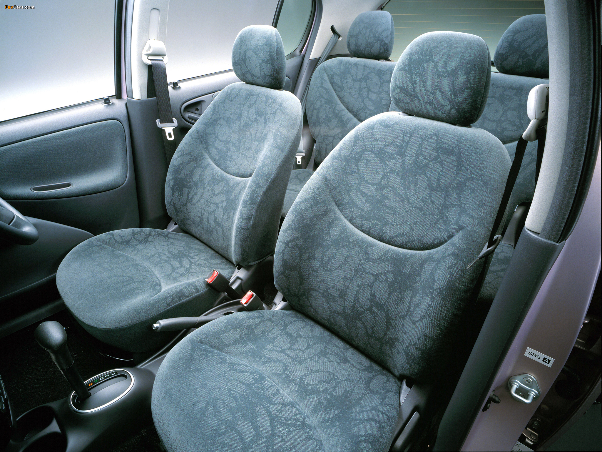 Photos of Toyota Vitz 5-door 2001–05 (2048 x 1536)