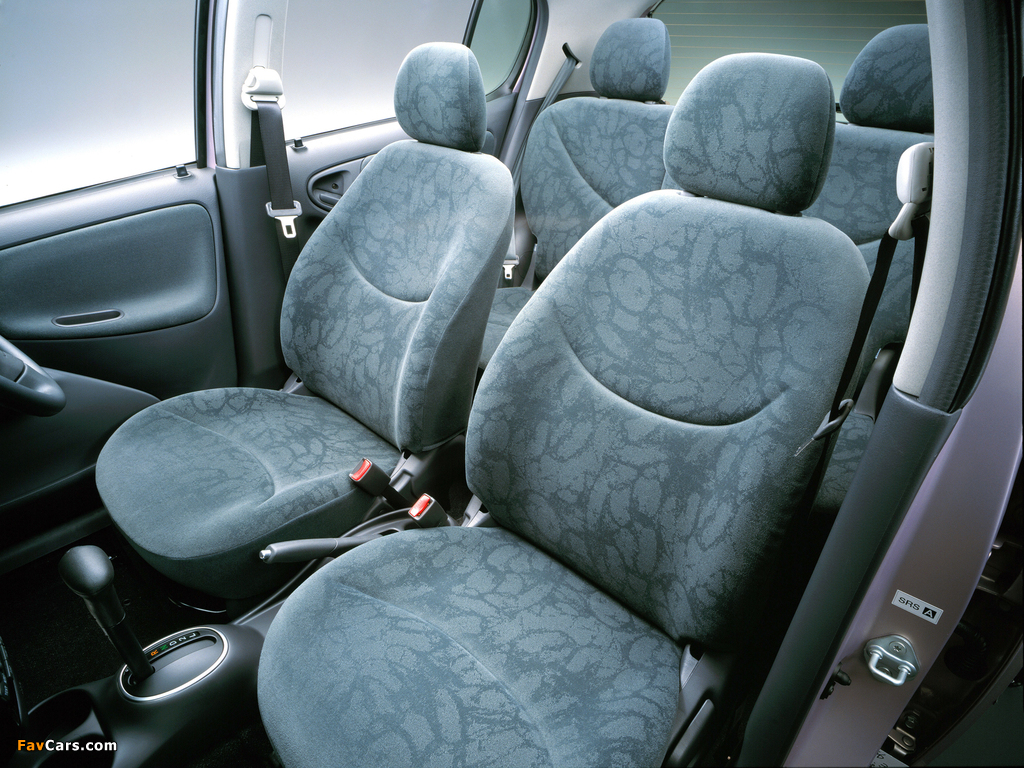Photos of Toyota Vitz 5-door 2001–05 (1024 x 768)
