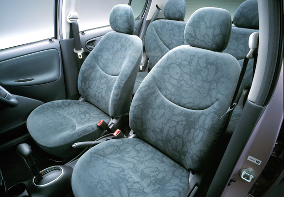 Photos of Toyota Vitz 5-door 2001–05