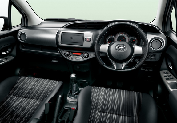 Photos of Toyota Vitz RS 2014